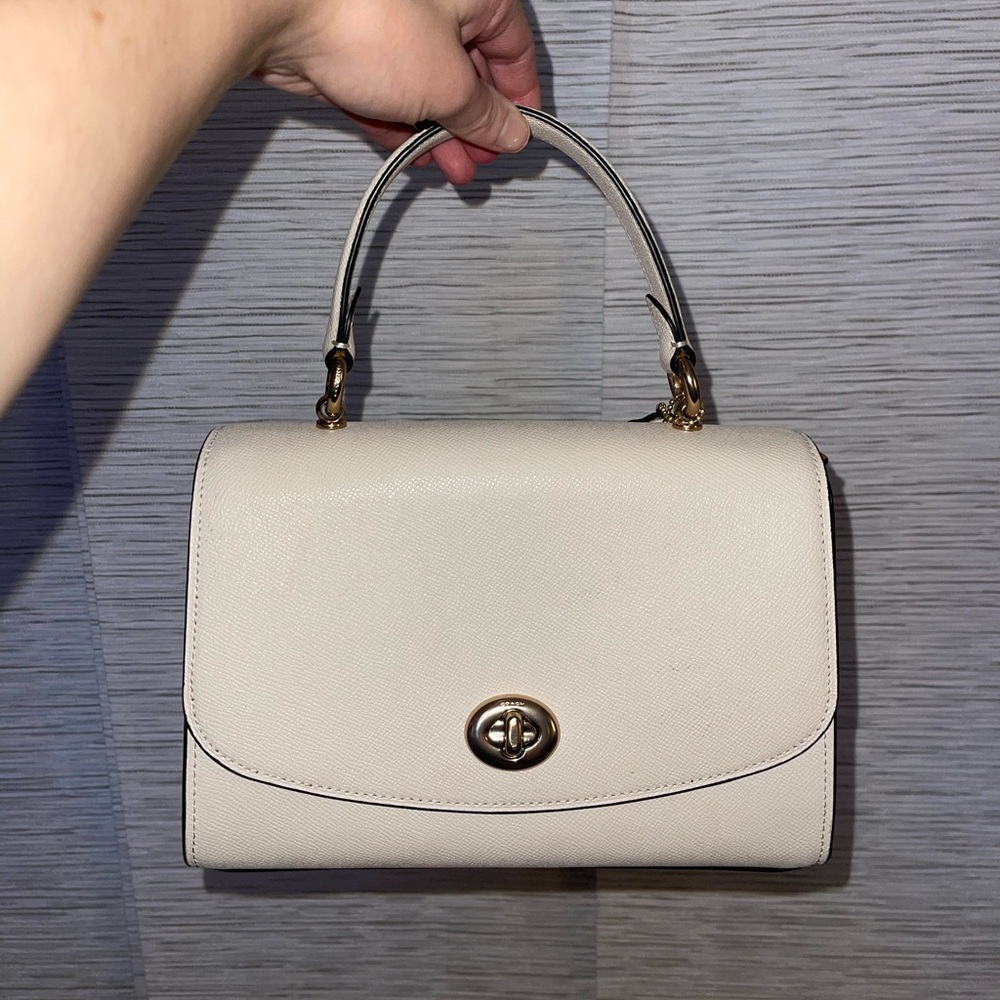 Elegant Coach Cream Handbag/Crossbody
